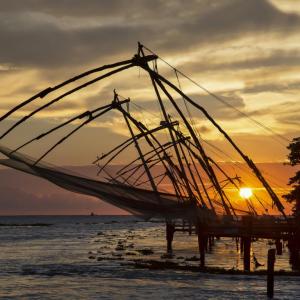 KOCHIN LİMANINDA BALIKÇI AĞLARI KERALA GÜNEY HİNDİSTAN - 1